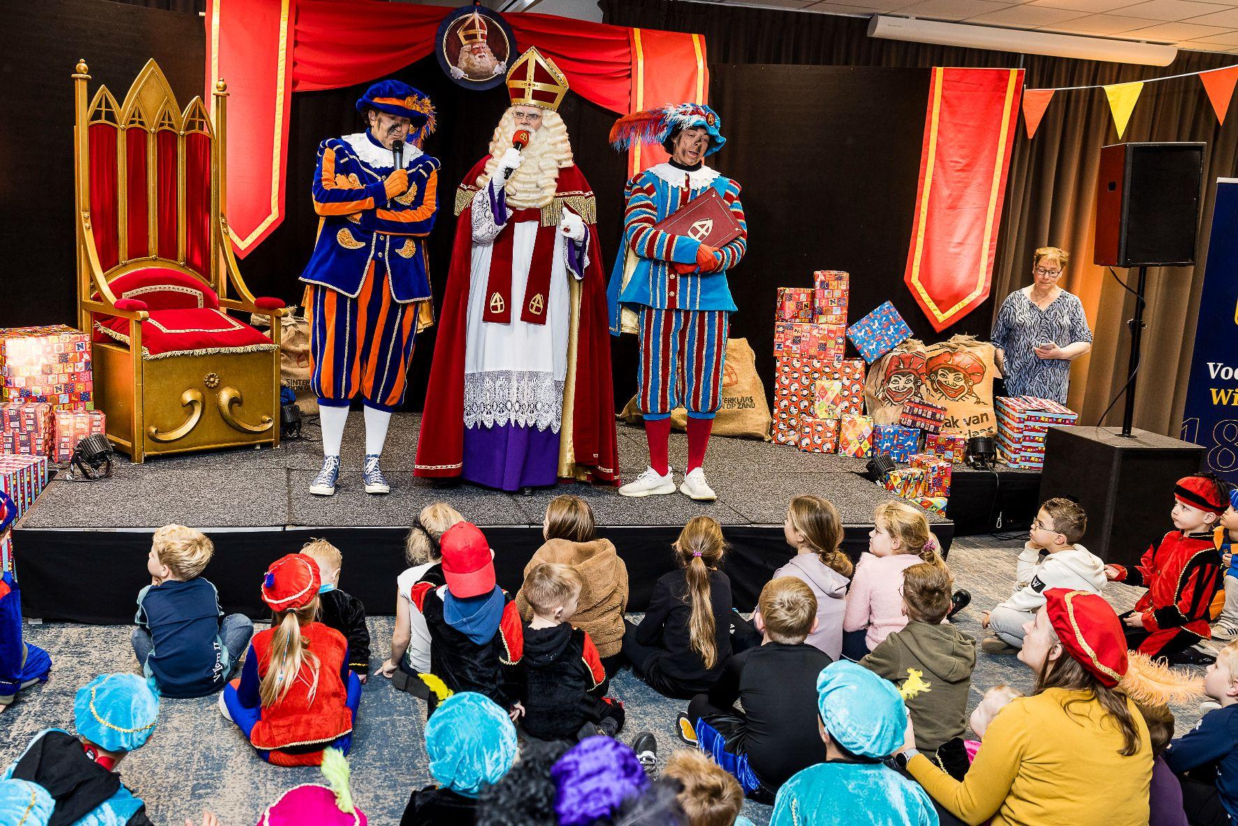 Sinterklaas brengt bezoek aan Koning Willem II stadion | Willem II